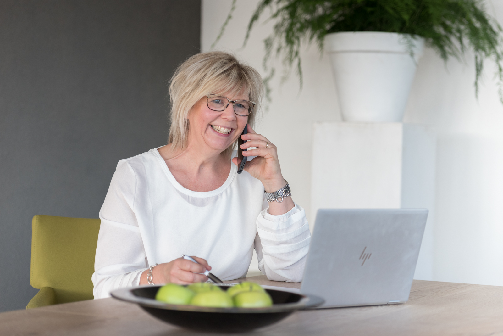 Karin aan de telefoon